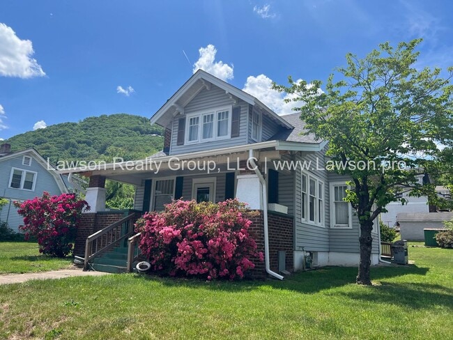 Building Photo - Beautiful House, Close to the Greenway and...