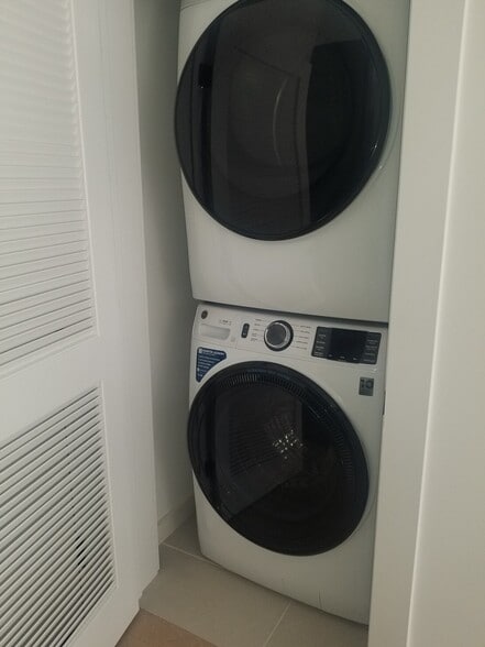 Building Photo - 425 3rd St