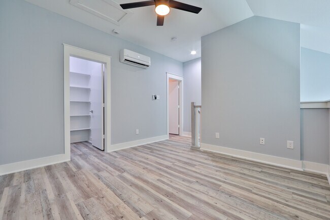 Building Photo - 715 W 13th St