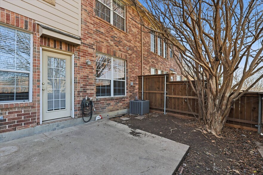 Building Photo - 1725 Brookview Dr