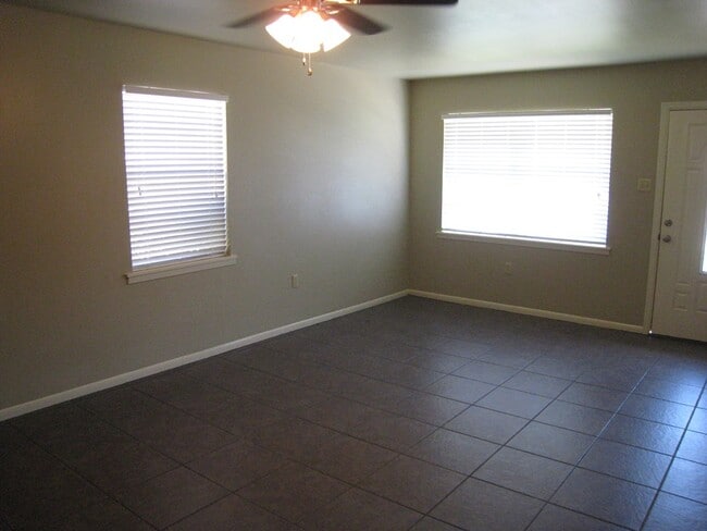 Building Photo - 1127 Lake Dr