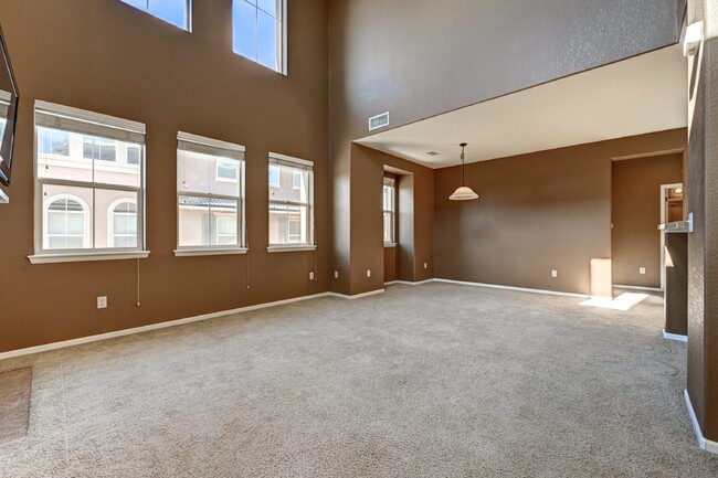Building Photo - $2,675 - 2 Bed, 2 Bath Updated Condo in Hi...