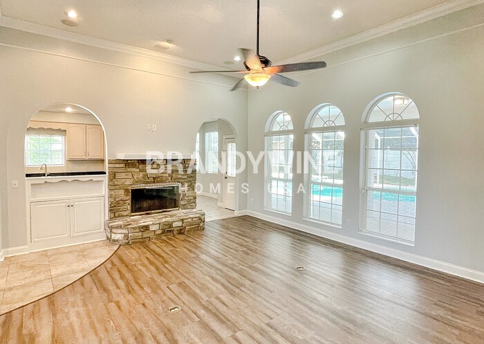 Building Photo - 6847 Rivercrest Dr