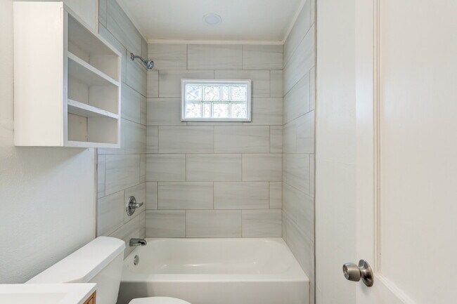 Building Photo - Wonderful updated home! 3/1!