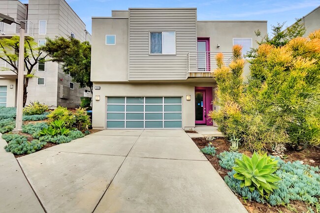 Primary Photo - 1536 N Mercury Dr