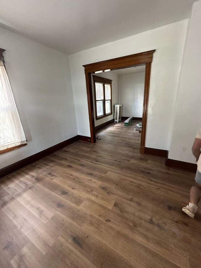 Building Photo - Large Newly Renovated 3 Bed/1 Bath Single ...