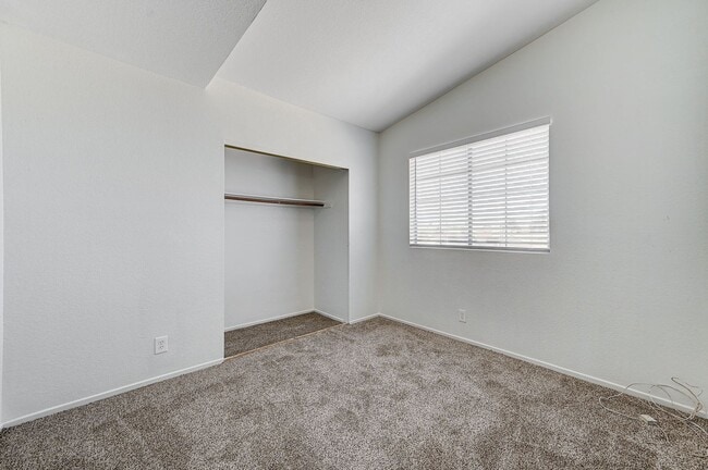 Building Photo - Spacious Henderson Four Bedroom!