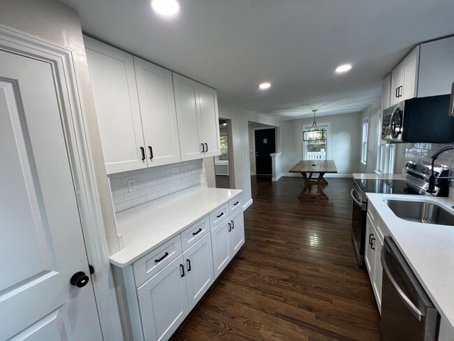 Building Photo - 296 Oak St