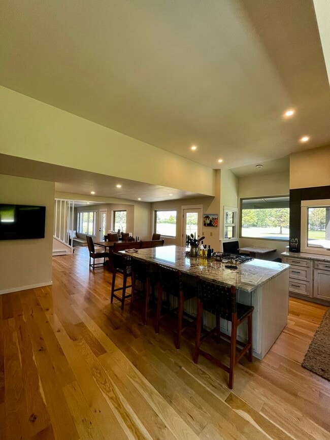 Building Photo - Executive Rental on Riverside Country Club...