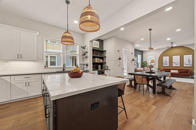 Building Photo - 1113 W 15th 1/2 St