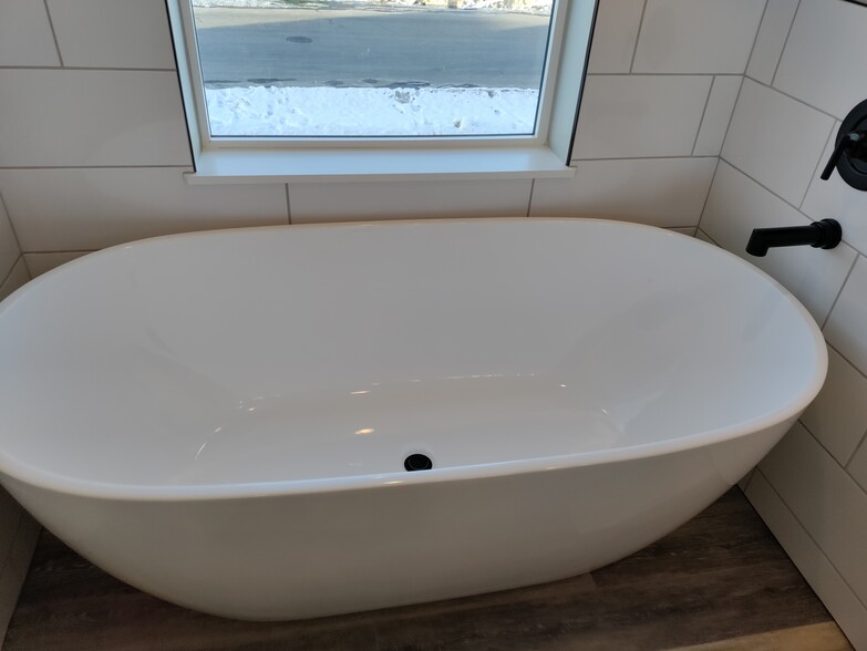 Upstairs master bathtub - 2897 Sunburst Dr