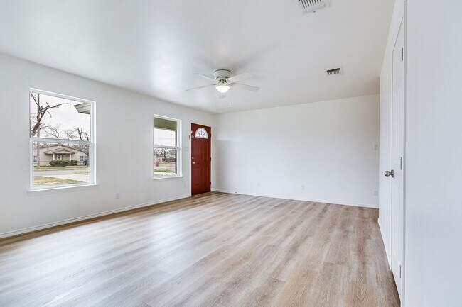 Building Photo - Updated 3 Bedroom Home For Lease!!