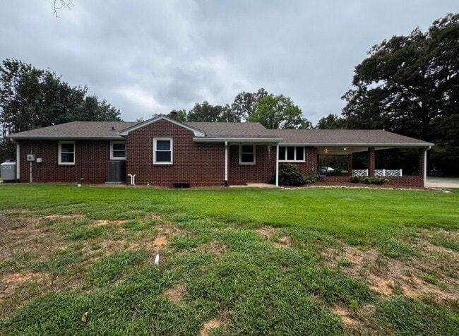 Building Photo - 4011 Rolling Hill Dr