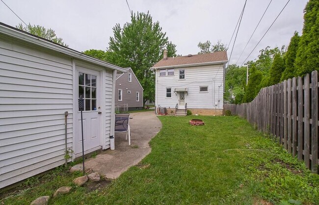 Building Photo - 4027 W 210th St