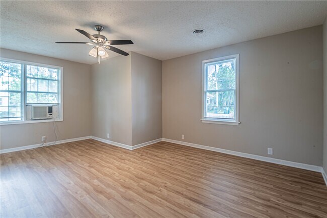 Building Photo - 203 Beatrice