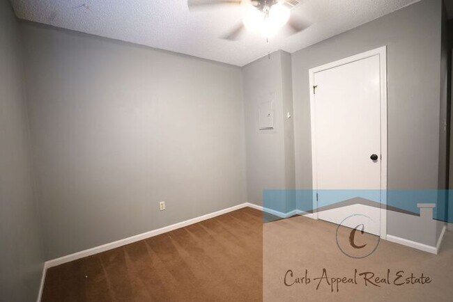 Building Photo - Move in special $800!! 3 bed, 2 bath home with a huge, fenced yard near Valley View school!!