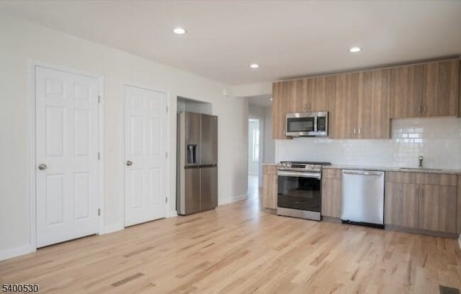 Building Photo - 16 Olyphant Pl