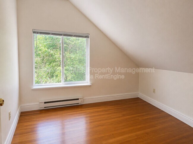 Building Photo - 411 4th Ave S