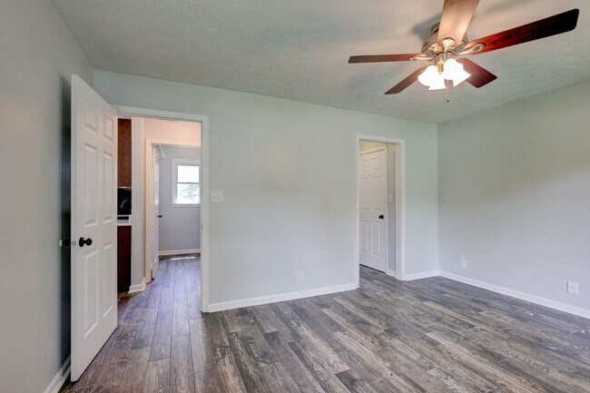 Building Photo - 180 Kings Deer Dr