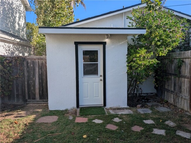 Building Photo - 233 Flower St