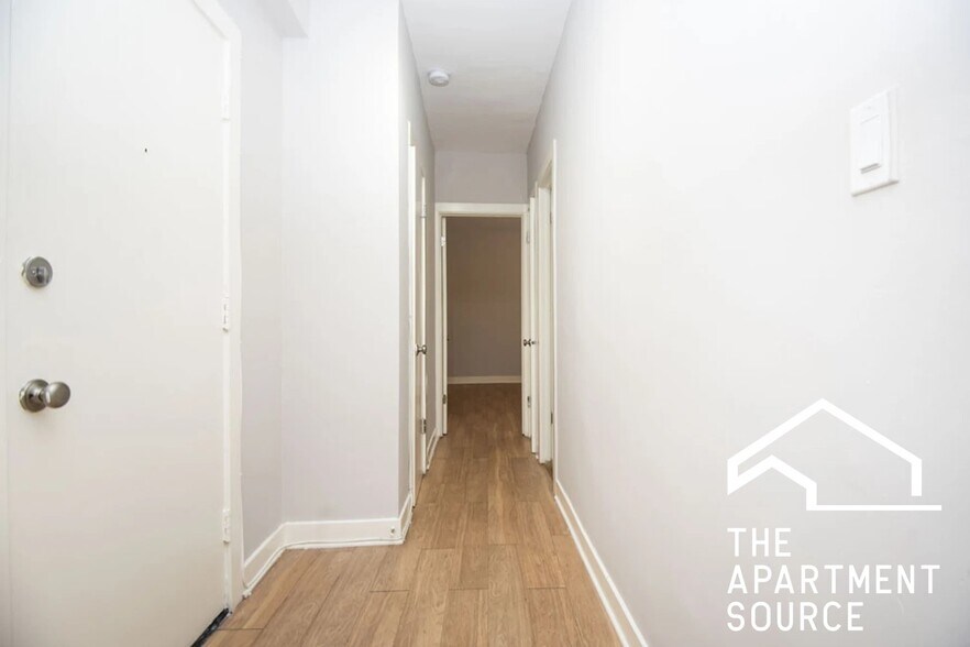 Building Photo - 511 W Belmont Ave