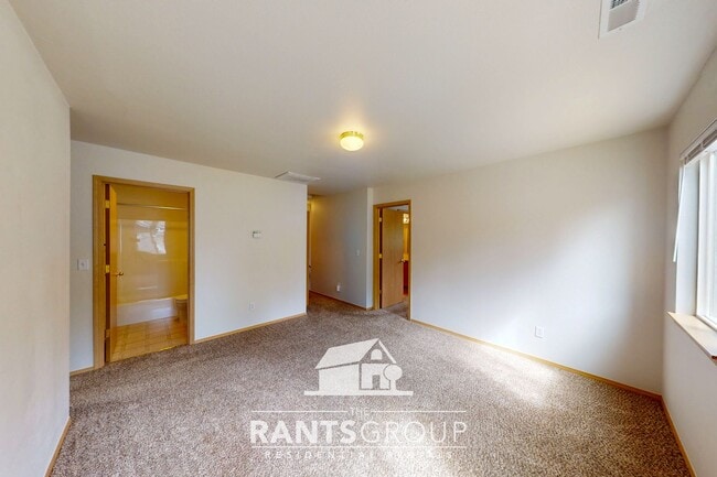 Building Photo - Spacious 3 Bed, 2.5 Bath Townhome in Lacey...