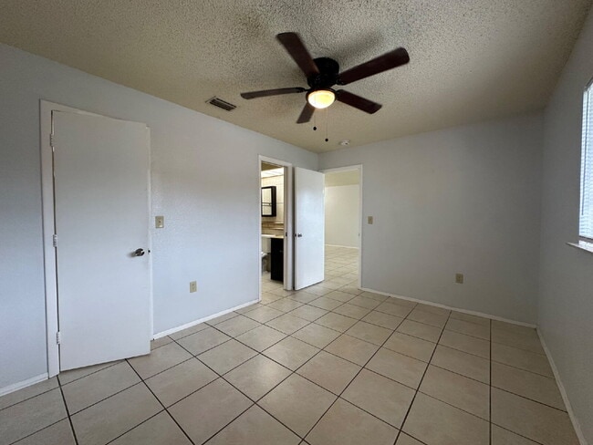 Building Photo - "Charming 2-Bed in Port Charlotte!"
