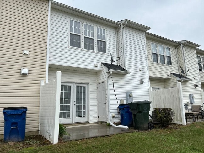 Building Photo - 3 Bed | 2.5 Bath Townhouse in North Raleigh