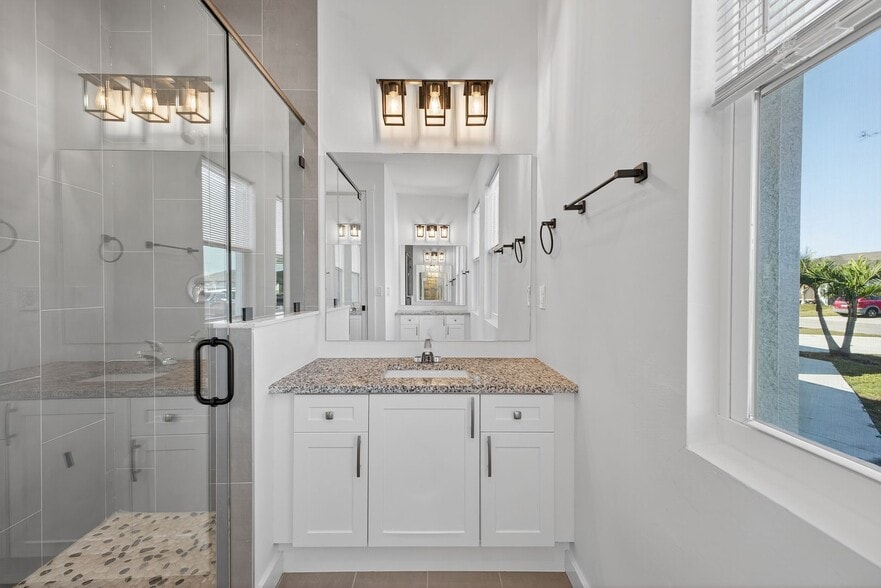 Building Photo - 127 NW 12th Pl