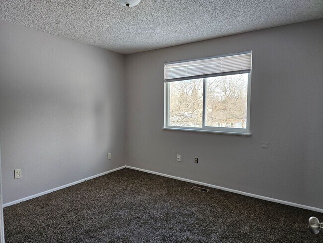 Building Photo - 4 Bedroom Bi Level with Large Yard and 2 Car Garage