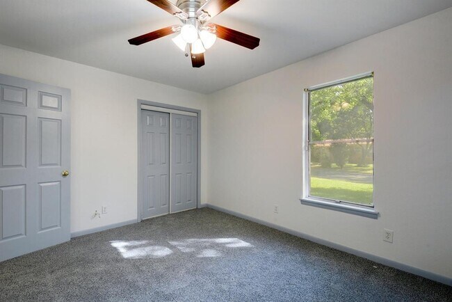 Building Photo - 4704 S Forest Dr
