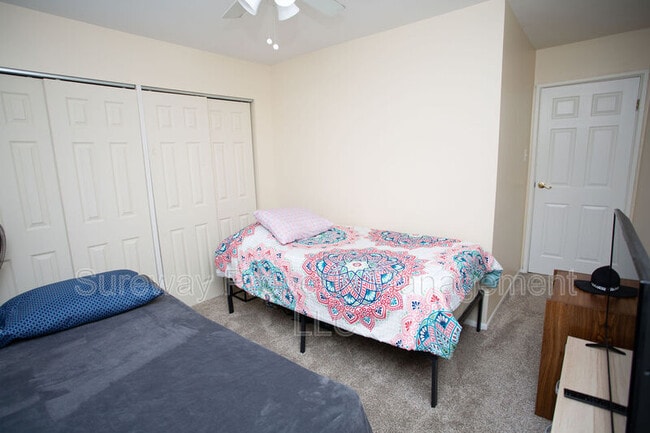 Building Photo - 207 Empress Ct