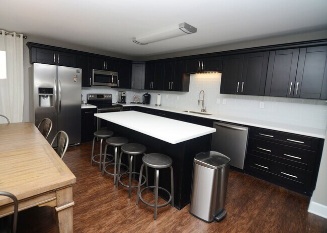 Building Photo - 1626 17th Ave E