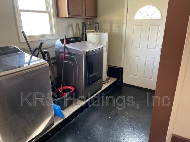 Building Photo - 816 Mullen Rd