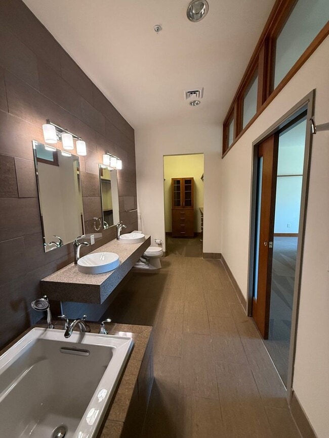 Building Photo - Blue Earth One Bedroom For Lease