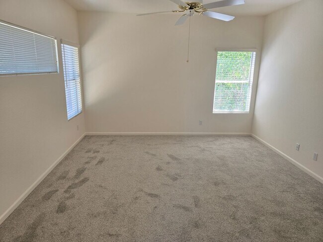 Building Photo - 549 Cascade Dr