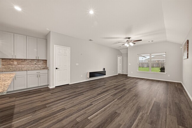 Building Photo - 10411 Meadow Saffron Dr