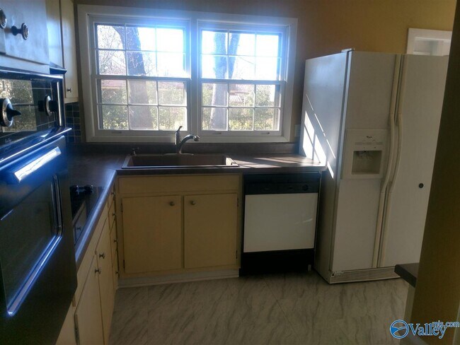 Building Photo - 11012 Crestfield Dr SE