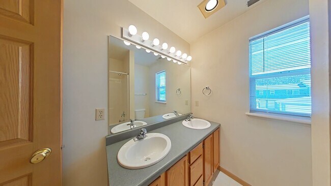 Building Photo - Gorgeous 2 Bedroom 1 Bathroom Townhouse St...