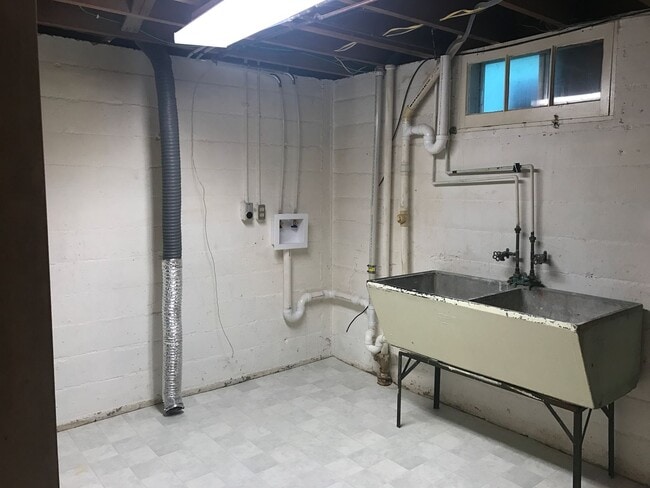 Building Photo - 3 Bedroom (1 non-egress) / 1 Car Garage located near the hospitals and colleges!