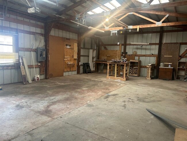 Building Photo - 167 Hydro Pondsville Rd