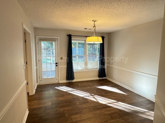 Building Photo - 335 Charlyne Way