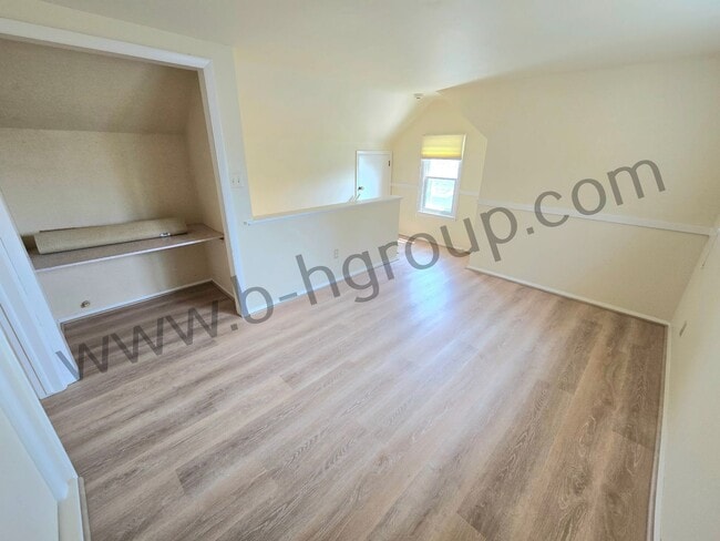 Building Photo - Great Location!