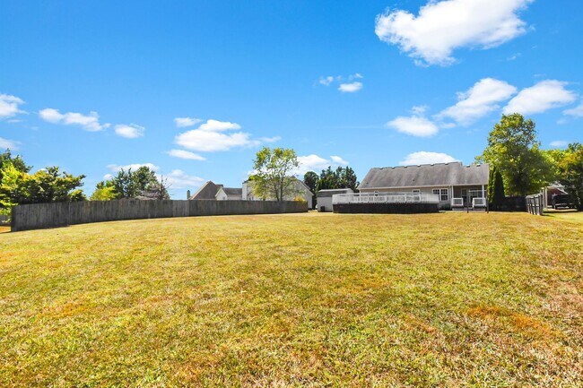 Building Photo - Three Bedroom with Bonus and Pool!