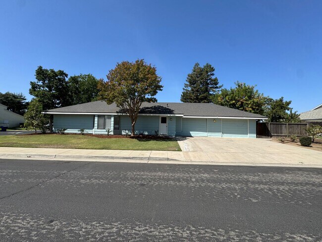 Building Photo - 657 W Escalon Ave