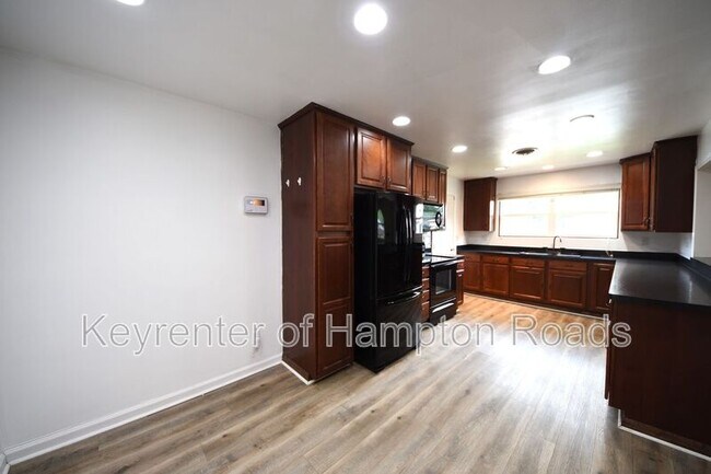 Building Photo - 823 Brentwood Dr