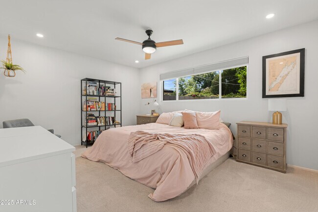 Building Photo - 1021 W Las Palmaritas Dr