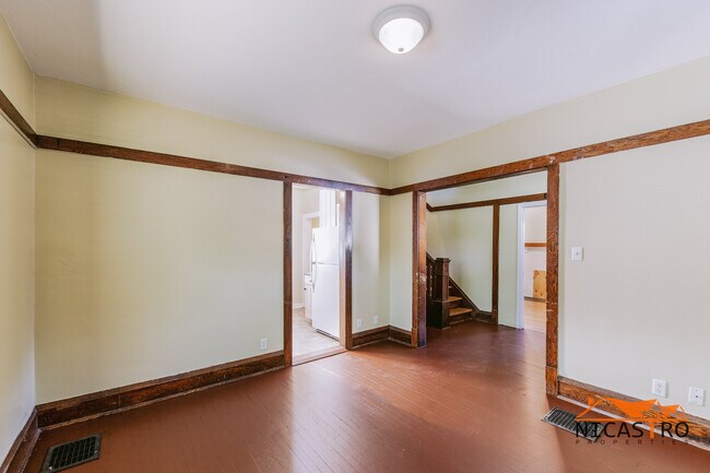 Building Photo - 2140 Waldeck Ave