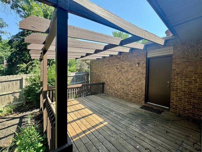 Building Photo - Beautiful walk-out house in SOUTH Lincoln