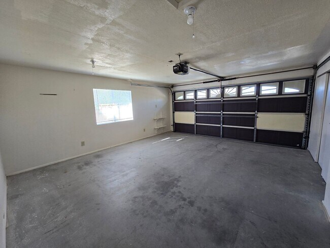 Building Photo - 1/2 Acre and All Tile!